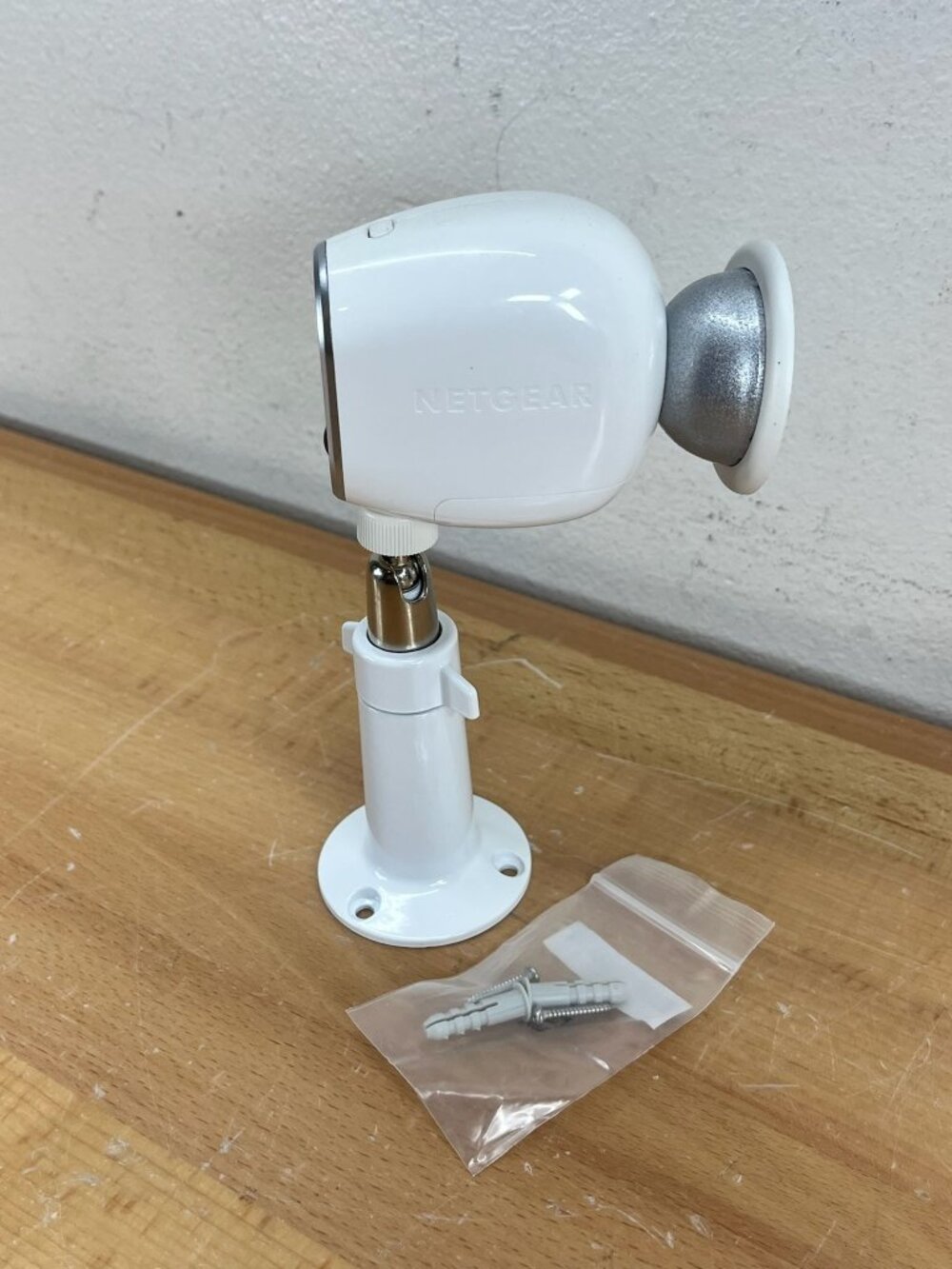 NETGEAR ARLO VMC3030 Indoor/Outdoor Security Camera & 2 Mounts - Picture 2 of 8